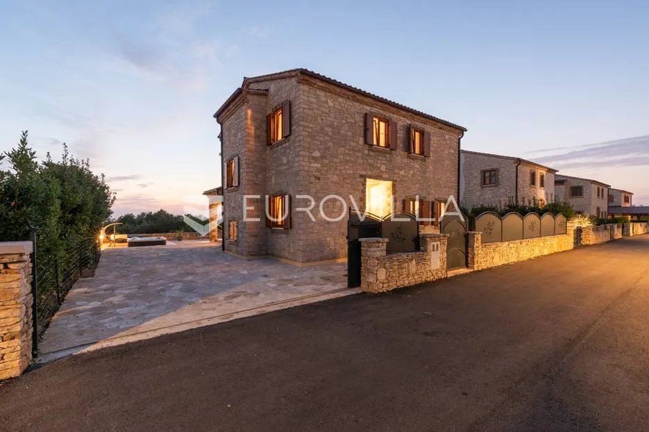 istra, svetvinčenat, prekrasna kamena katnica s bazenom 32 m² i jacuzzijem, 155 m² - slika 15