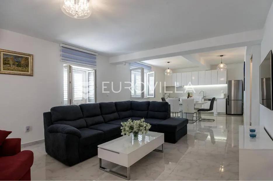 brač, donji humac, tri šarmantna objekta s bazenom na zemljištu od 1780 m² - slika 12