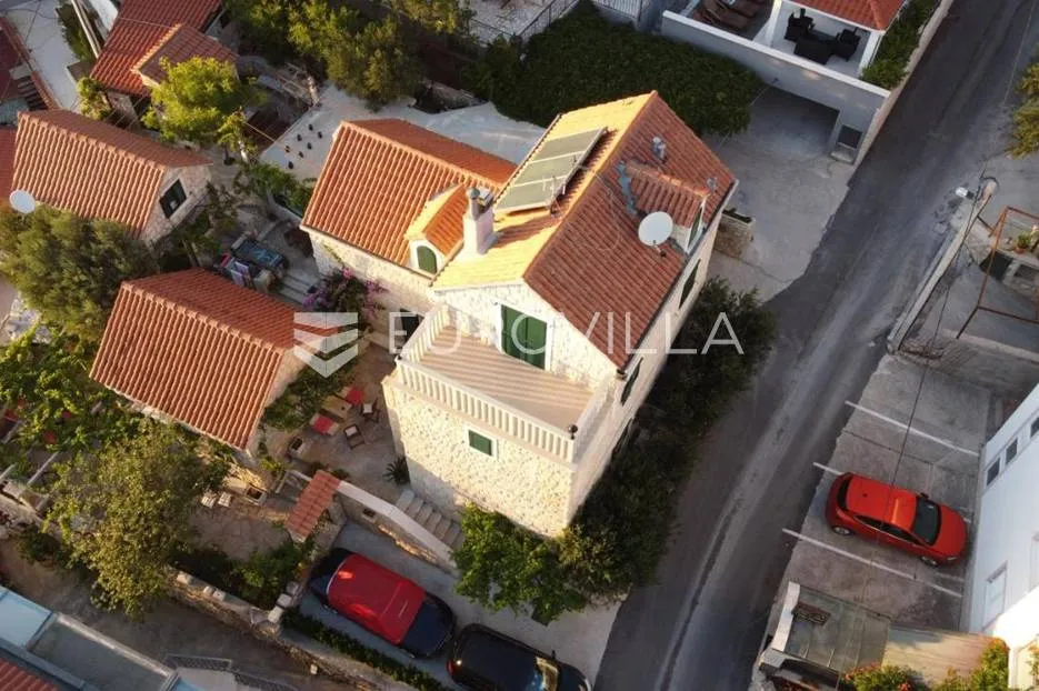 omiš, prekrasna kamena kuća 50 metara od mora - slika 3