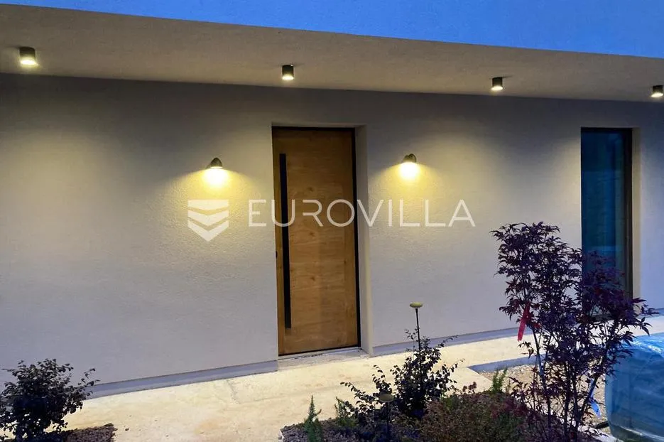 istra, okolica bala, kamena dizajnerska kuća 176 m² s bazenom - slika 40