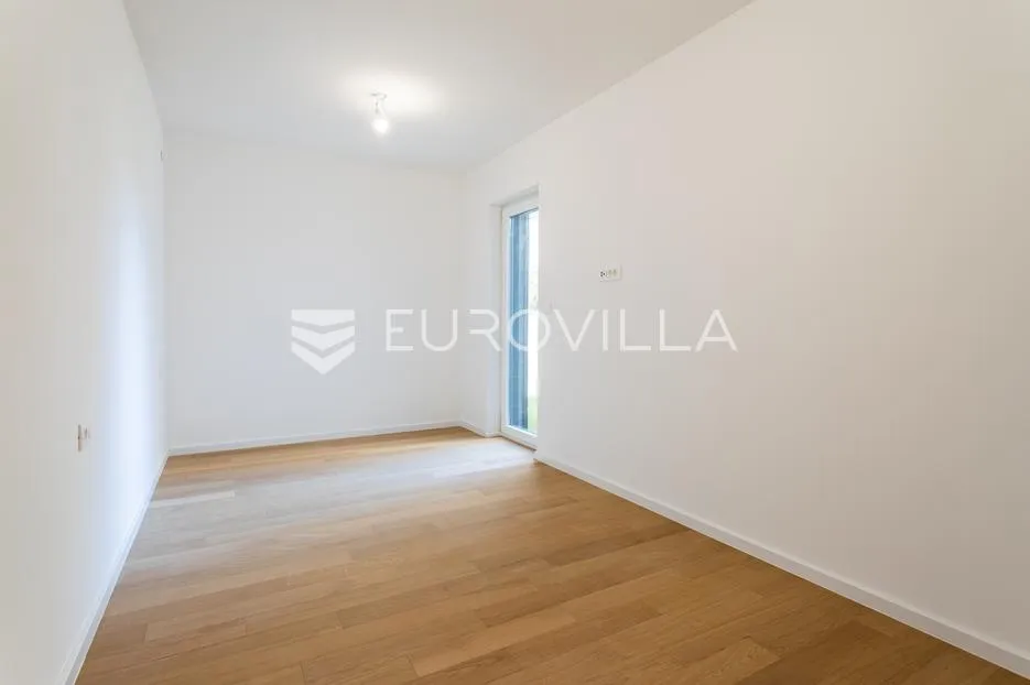vodice, novogradnja, prostran apartman s dvorištem u centru mjesta, 139,61 m² - slika 6