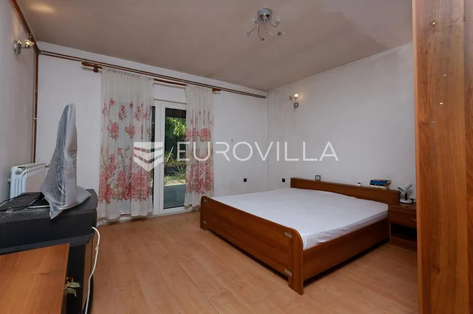 drenova, trosoban stan s dvije kupaonice, terasa i dio vrta, prizemlje obiteljske kuće, 72 m² - slika 8