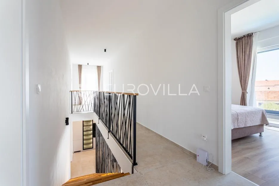 brodarica, moderna vila s bazenom, 283,62 m² - slika 31