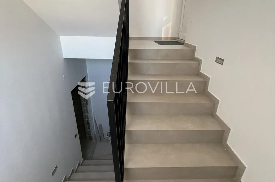 istra, pula, luksuzan, moderno opremljen trosoban stan 85 m² - slika 46