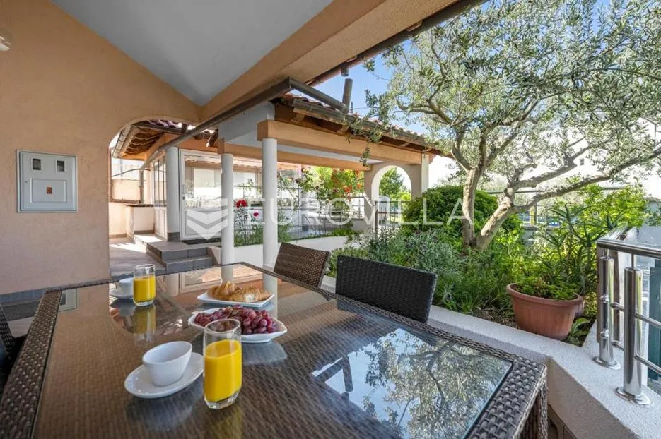skradin, dubravice, kuća sa 7 apartmana i velikim bazenom, 760 m² - slika 11