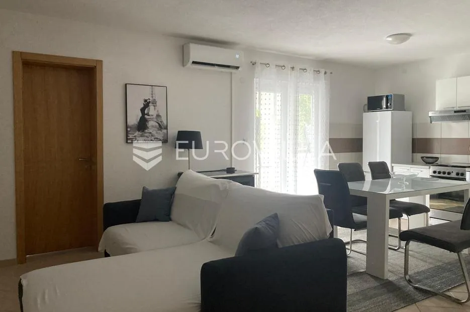 starigrad, tribanj, prostrana kuća s pogledom na more i šest apartmana - slika 34
