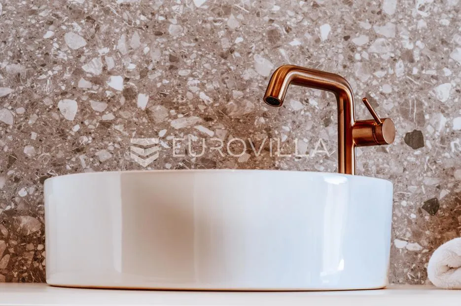 zadar, luksuzna vila s bazenom, savršen spoj elegancije i komfora - slika 50