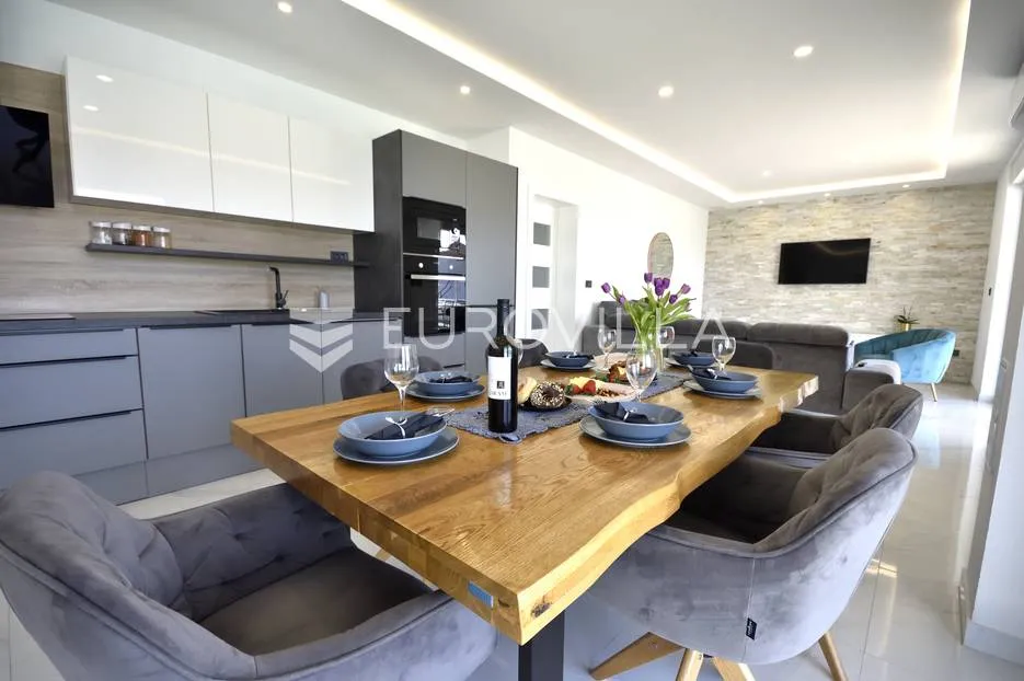 vodice, prekrasna vila s apartmanima - slika 7