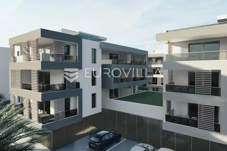 split, podstrana | trosoban stan na prvom katu s dva garažna parkirna mjesta - slika 2