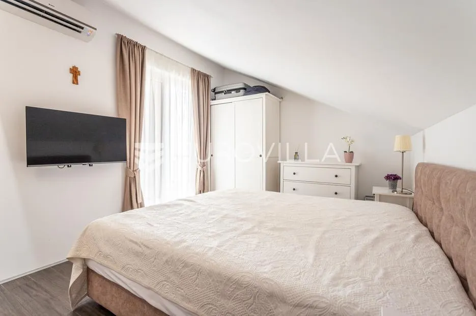 omiš, mimice, moderan stan u zgradi s bazenom i garažnim mjestom - slika 10