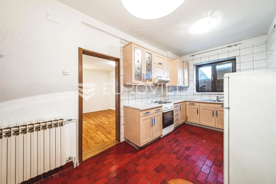 zagreb, lučko, obiteljska kuća s dva stana na parceli površine 1848 m² - slika 6