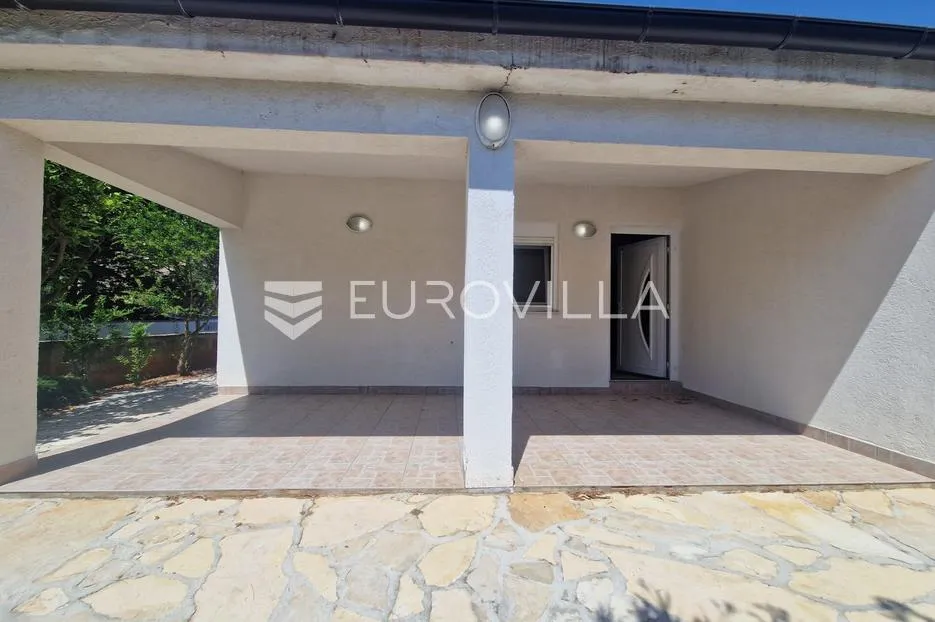 vir, kuća s dva apartmana, 6 spavaćih soba i velikim privatnim dvorištem - slika 2