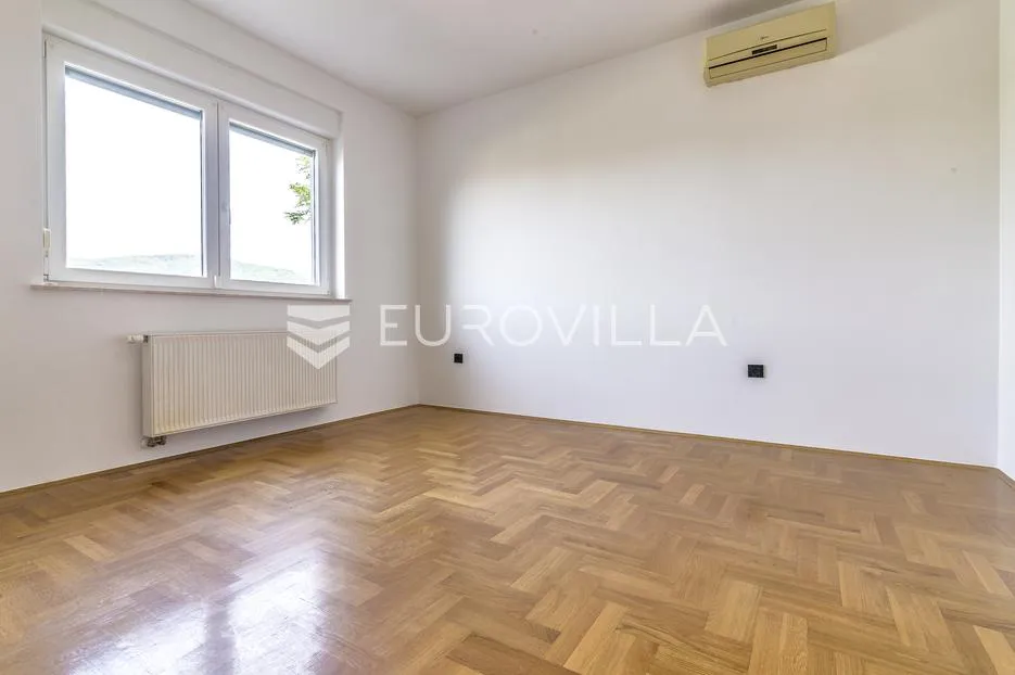 zagreb, šestine, prekrasna kuća s velikim vrtom i bazenom 300 m2 - slika 8