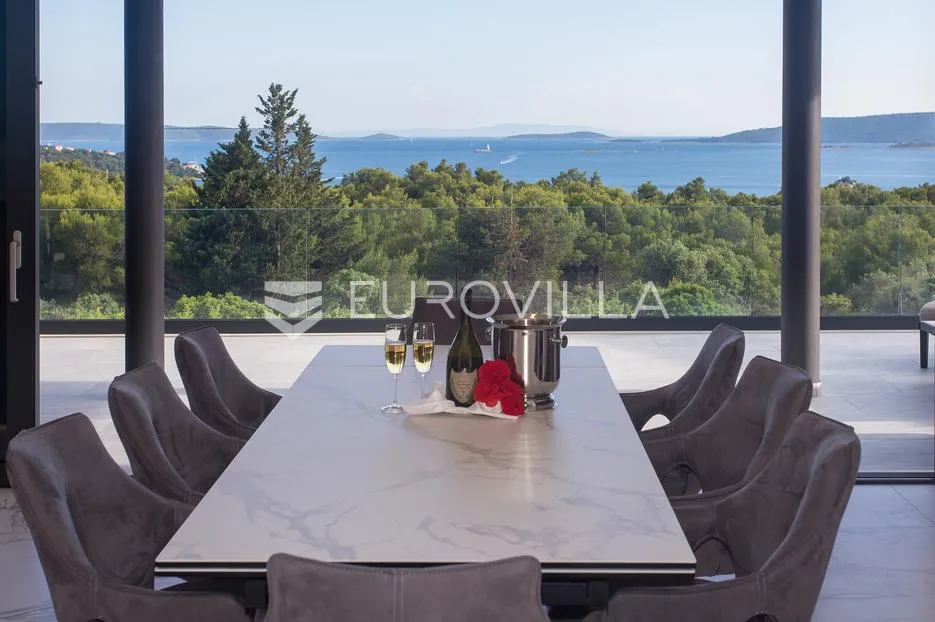 trogir, seget, luksuzna vila s bazenom i predivnim pogledom na šumu, more i otoke - slika 5