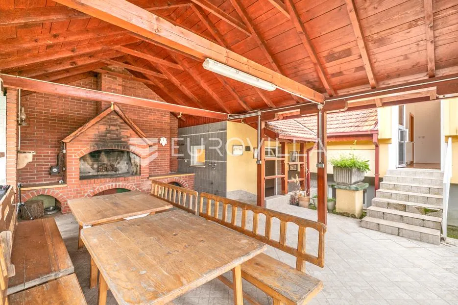 zagreb, podsused prekrasna obiteljska kuća 250 m² na parceli 4000 m² - slika 9