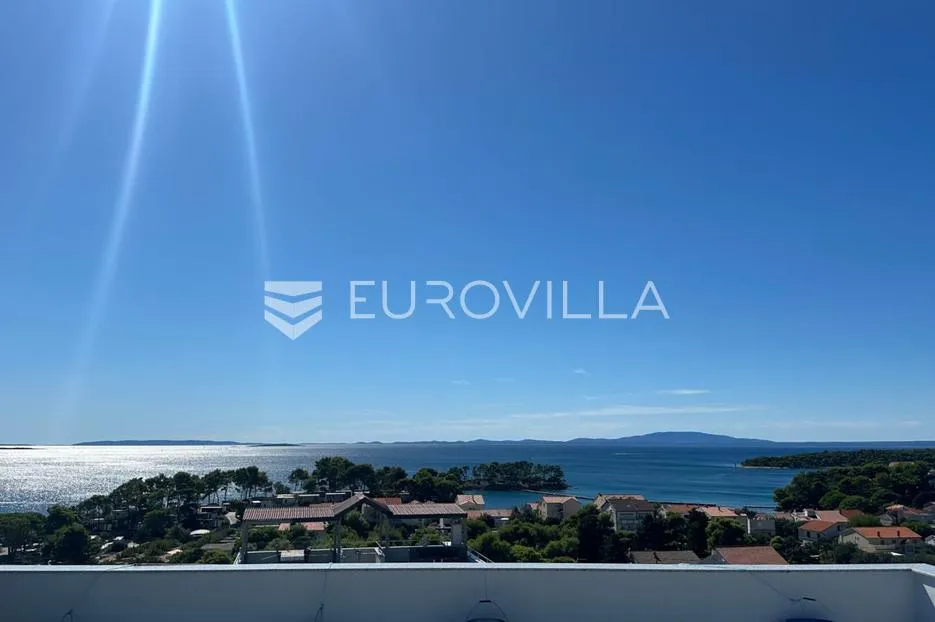 otok rab, banjol, ekskluzivan penthouse s krovnom terasom, jacuzzijem i 360° pogledom - slika 9