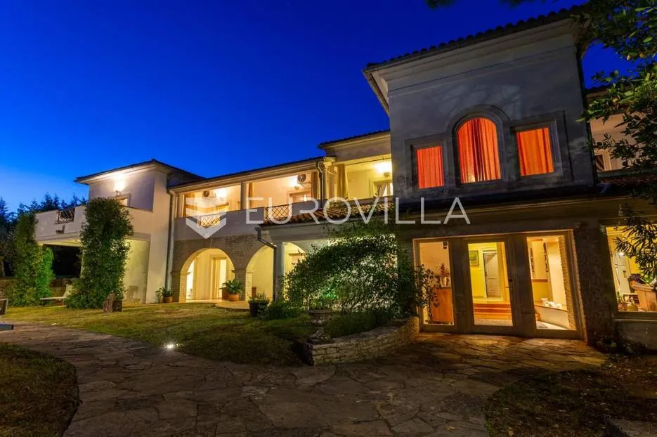 Rakalj, predivna, prostrana villa s bazenom i velikom okućnicom, 452 m² - Rakalj, Marčana