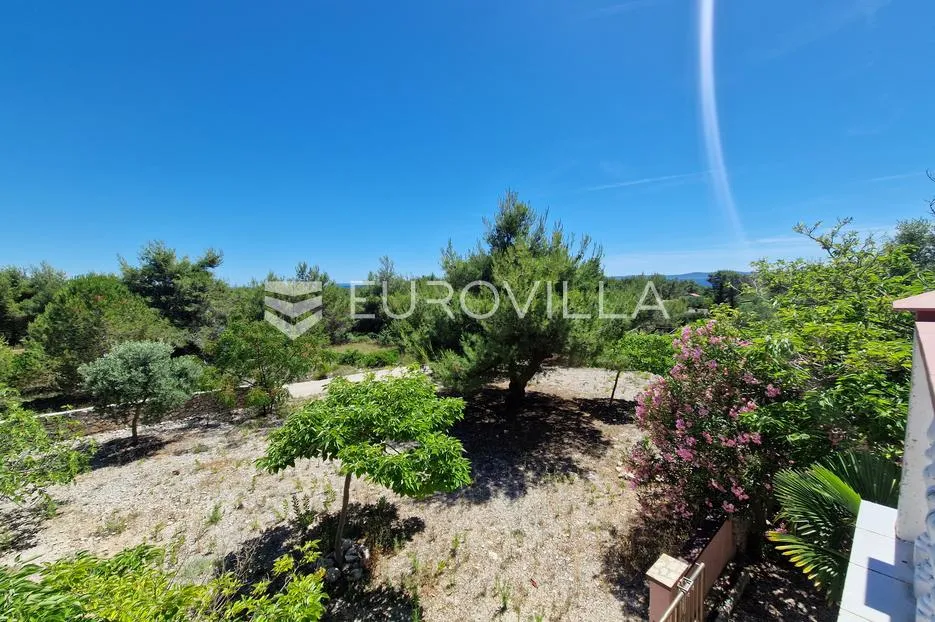 vir, samostojeća kuća s dva apartmana, pogledom na more i velikom okućnicom - slika 26
