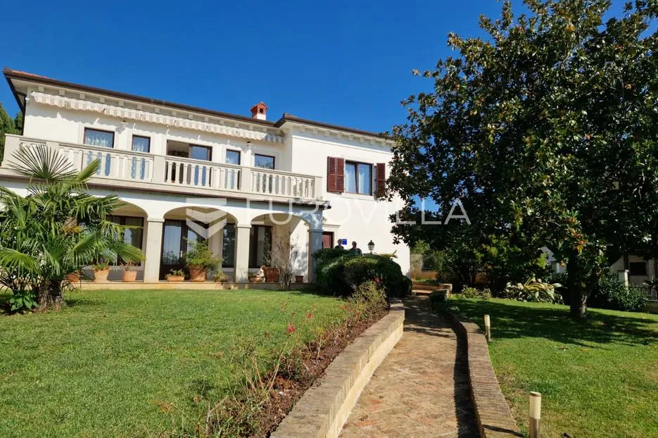Umag, vila prvi red do mora