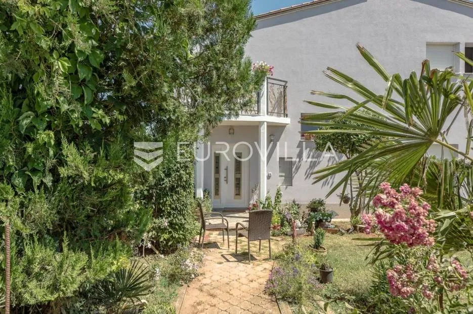 Pula, apartmanska kuća na izoliranoj lokaciji - Valdebek