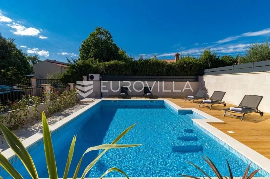 istra, ližnjan, vila 294 m2 s grijanim bazenom i uređenom okućnicom - slika 9