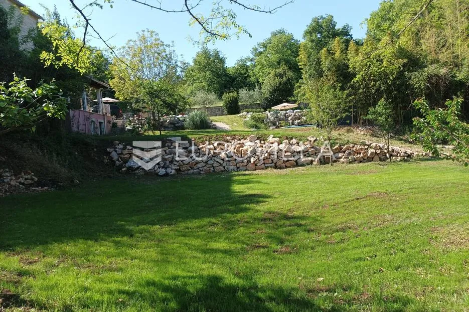 istra, višnjan, dugoročni najam kuće s dvije spavaće sobe, bazenom i velikom okućnicom - slika 26