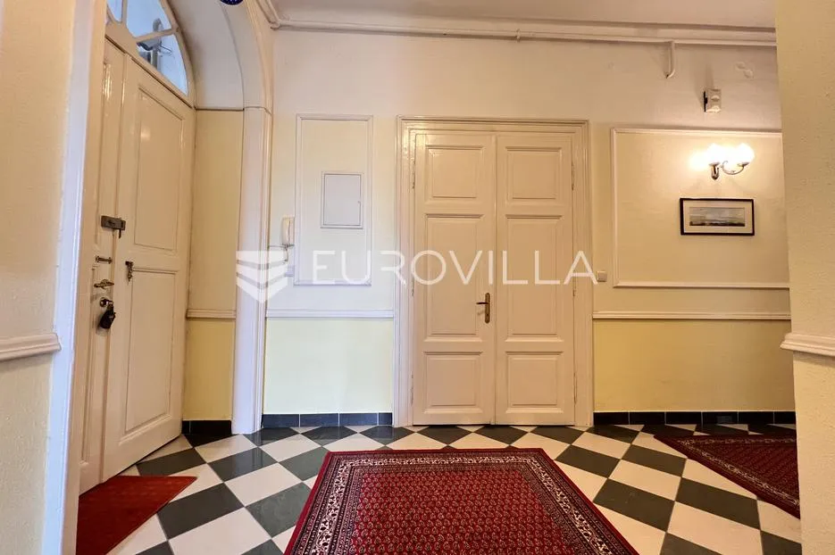 pula, strogi centar, prostrani podijeljeni stan na 3. katu s terasom i parkingom, 180.79 m² - slika 14