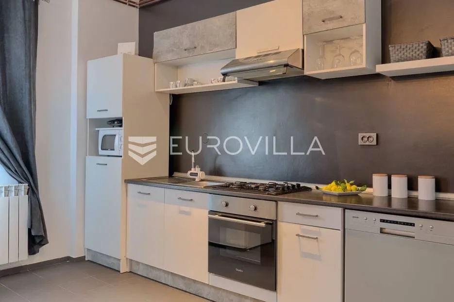 barban okolica, luksuzna vila 250 m² s sređenim vrtom, bazenom, hidromasažnom kadom i saunom - slika 13