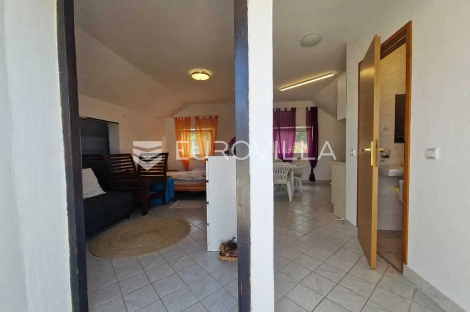 vir, samostojeća katnica s dva apartmana - slika 32