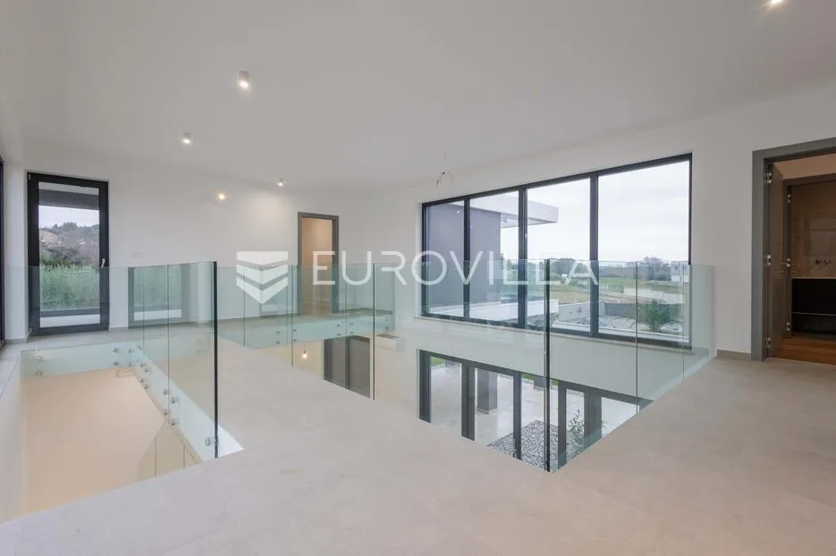 istra, pomer, unikatna, moderna villa 20 m od mora 417 m² - slika 45