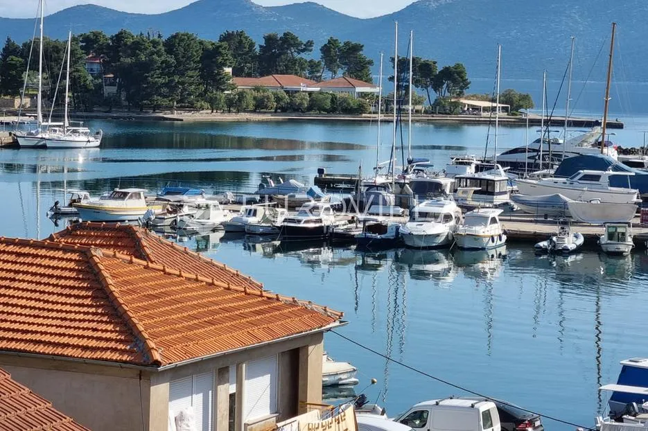 Zadar, Veli Iž, renovirana kamena kuća u blizini mora