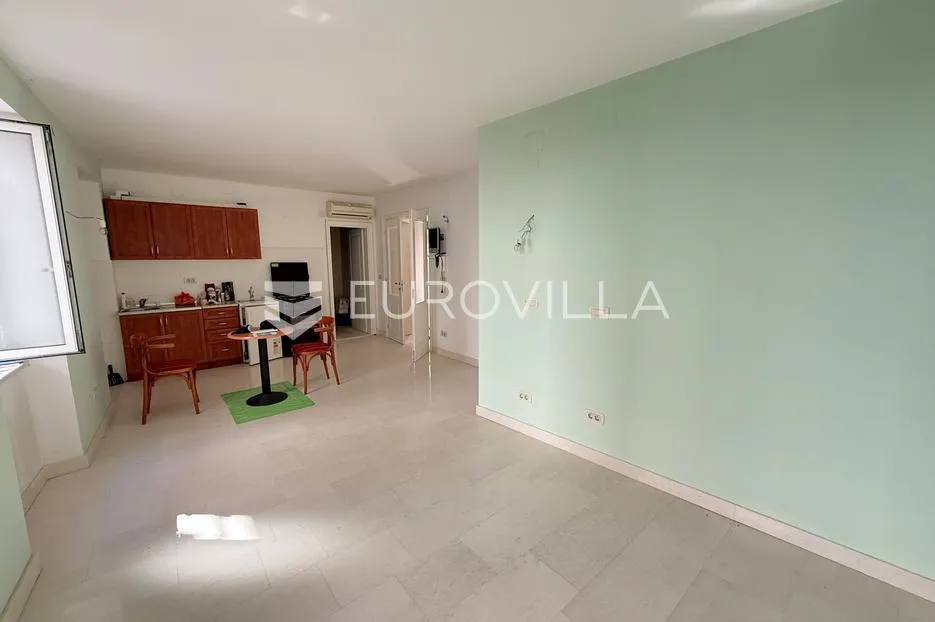 pula, centar, stambeno, poslovni kompleks s dva kvalitetna stana i caffe barom, 272.02 m² - slika 9