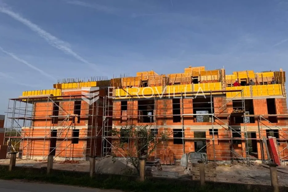 poreč, prekrasan trosobni stan u kući u nizu od 125 m2 s velikim vrtom - slika 18