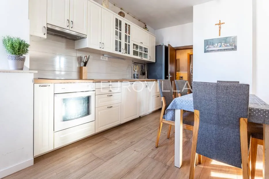 čiovo, okrug gornji, trosoban stan sa studio apartmanom, vrtom i pogledom na more - slika 3