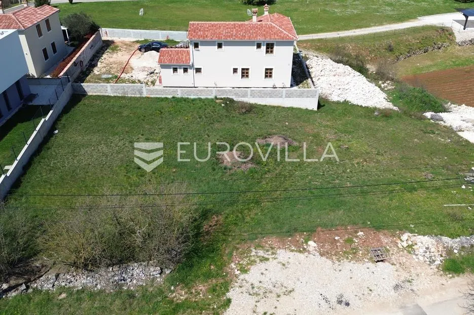 istra, svetvinčenat - građevinsko zemljište 739 m2,pravomoćna dozvola i infrastruktura -top lokacija - slika 2