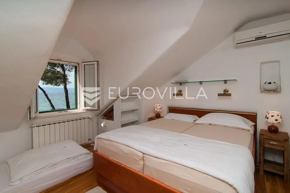 brač, lijepa mediteranska kuća na jedinstvenoj lokaciji 1.red uz more - slika 15