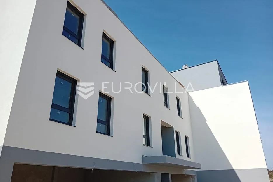 hvar, vrboska, trosoban stan u novogradnji neto korisne površine 104 m² - slika 8