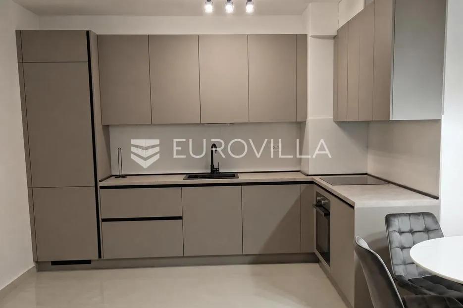 split, pazdigrad, moderno opremljen trosoban stan južne orijentacije za dugoročan najam - slika 1