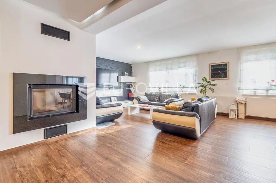 zagreb, dubrava, prekrasna kuća 250 m2, 2 garažna parkirna mjesta - slika 2