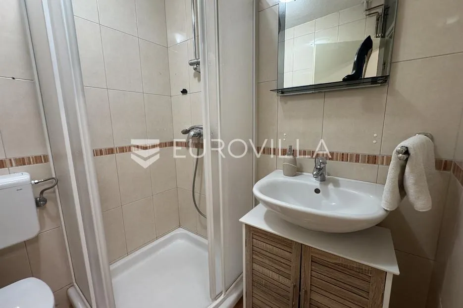 istra, vižinada, obiteljska autohtona renovirana kuća 150m2 u nizu s dvorištem - slika 14