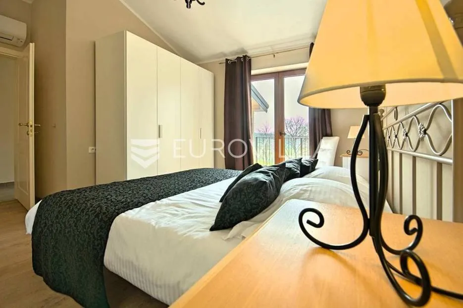 poreč, fuškulin, prekrasna vila okružena zelenilom - slika 11