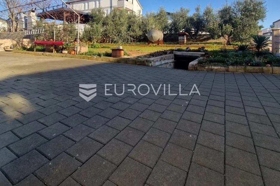 vir, 150 m udaljena kuća s dva odvojena stana i prostranom okućnicom - slika 5