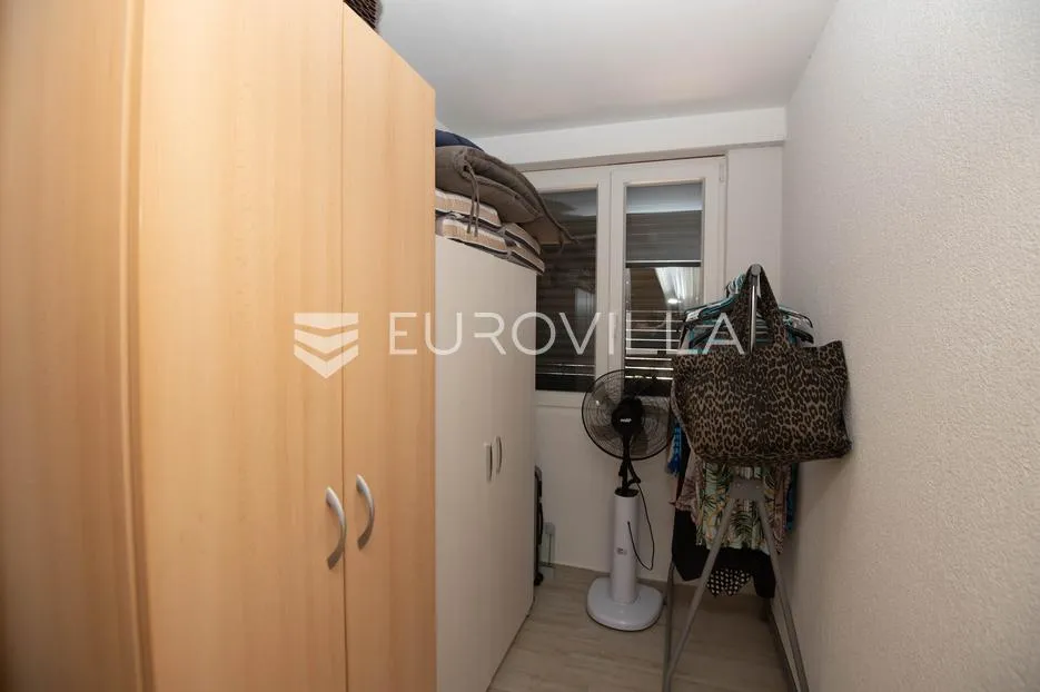 tisno, ekskluzivna apartmanska kuća prvi red do mora s panoramskim pogledom i brodicom - slika 16