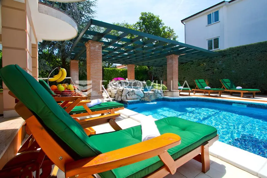 poreč, ekskluzivna vila s 430 m2, atraktivna lokacija - slika 12