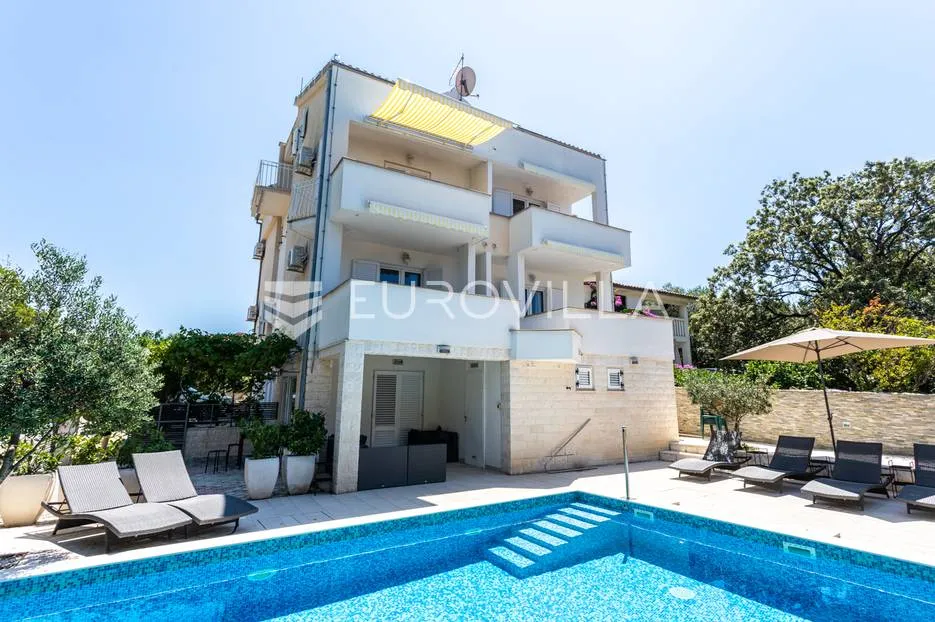 čiovo, okrug donji, apartmanska vila s bazenom - slika 1