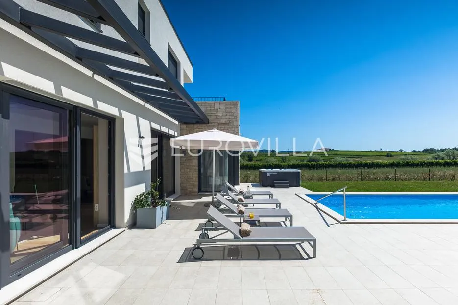 istra, brtonigla, moderna vila s bazenom i jacuzzijem - slika 2