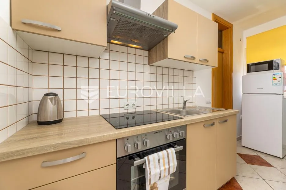 malinska, adaptirana kuća s tri stana 280,72 m², 800m od mora - slika 8