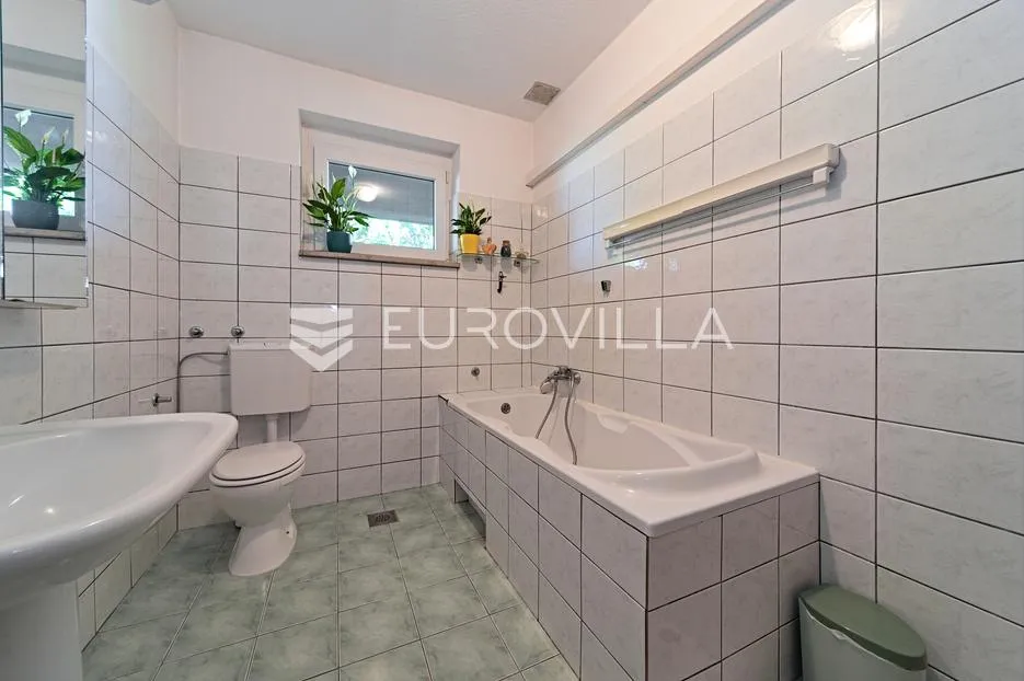 osijek, retfala, prodaja prostrane obiteljske kuće s garažom i uređenim dvorištem, površine 382 m² - slika 20