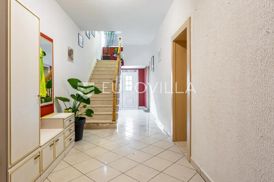jesenice, omiška rivijera samostojeća kuća ukupne površine 426 m² - slika 19