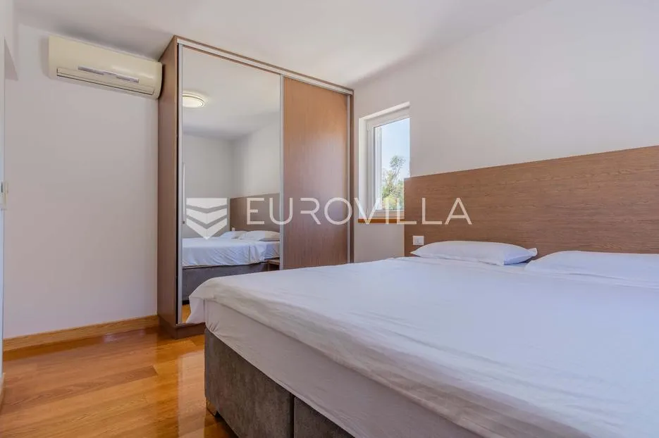 istra, poreč, unikatna dizajnerska vila s dodatnim apartmanom, wellnessom i grijanim bazenom - slika 55
